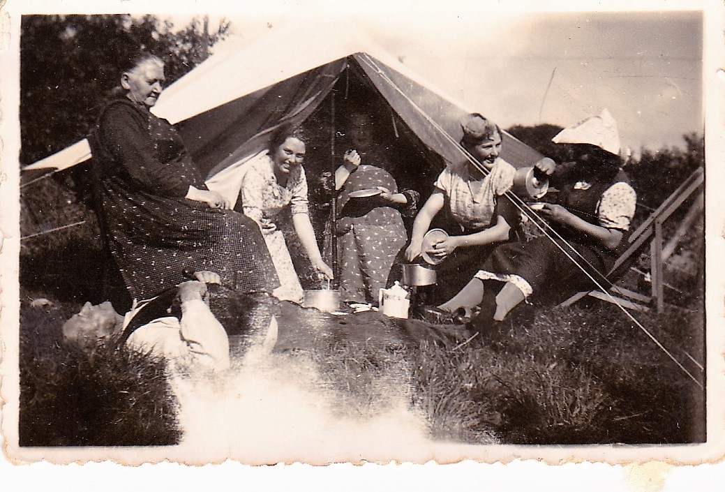 1934_sch_opa_oma_steeman_op_bezoek_buren_2.jpg